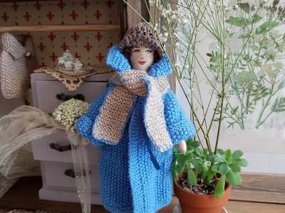 E poi alcuni accessori: il cappellino �cloche� con fiore laterale, la sciarpa...